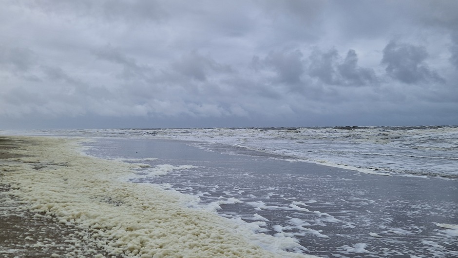 Onstuimig strandweer op Texel vanmorgen 