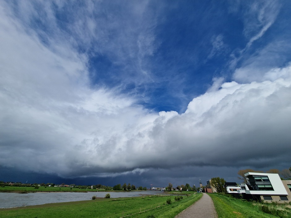 Vanmiddag wolkenpartij boven de IJssel in Zutphen .
