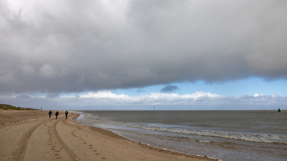Donkere en blauwe lucht strand Vlieland.