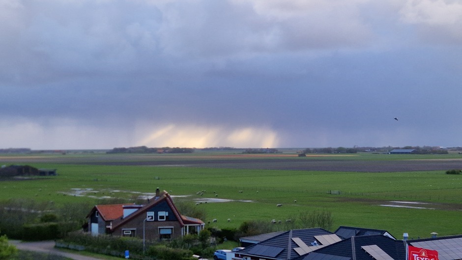 Zonneharp aan de horizon boven Texel 