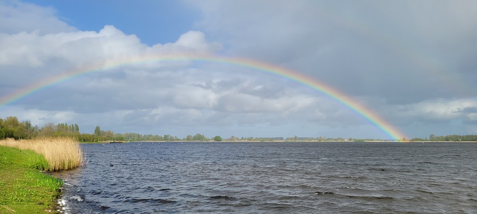 Prachtige regenboog boven het Noord Aa in Zoetermeer 