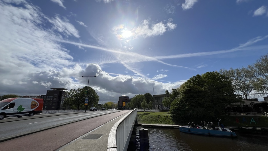 Fraaie wolkenlucht met zon boven Breda.