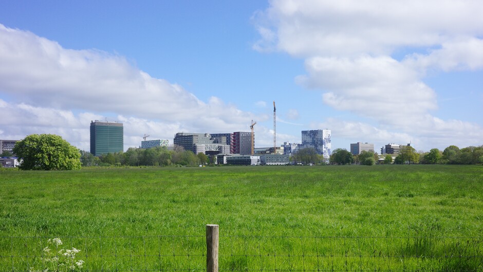 Zon, wolken en de skyline van Utrecht Science Park 