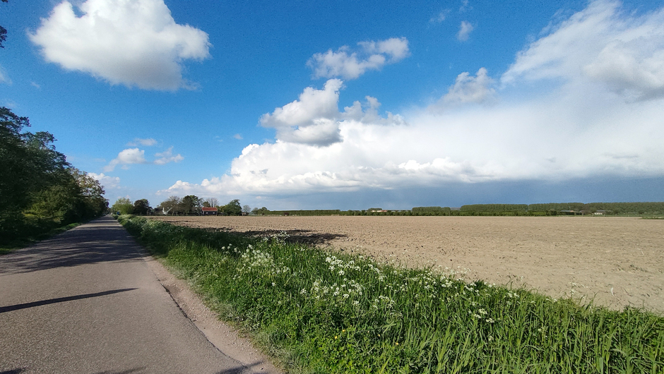 Mooie wolkenlucht in de polder 