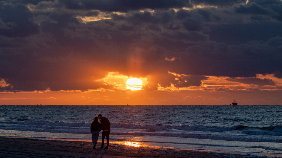 Zonsondergang met een kus aan de vloedlijn op Vlieland