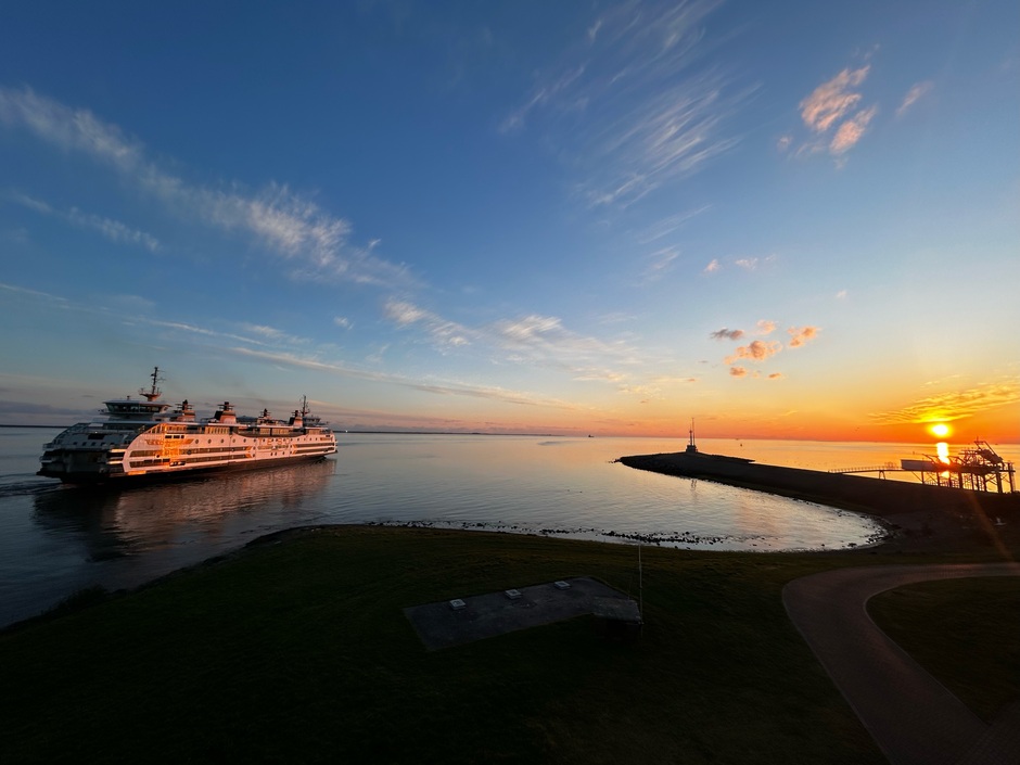 Mooie zonsopkomst met de Texelse veerboot