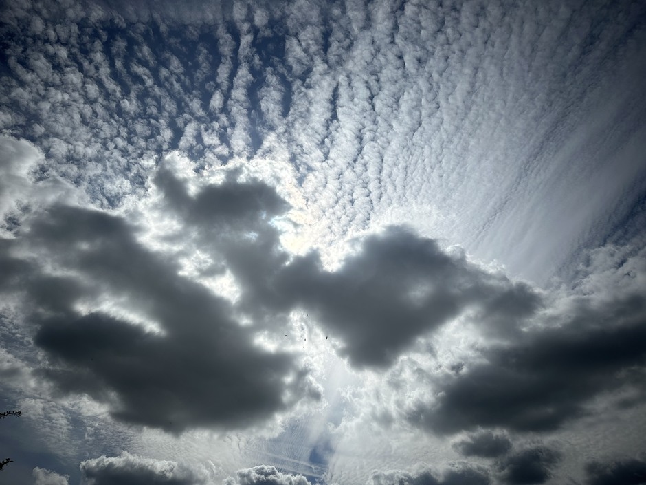 Zon achter de wolken.m/ribbeltjeswolken.