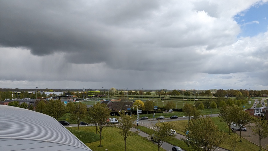 Buienlucht en regensluiers in Midden-Nederland met na de middag 