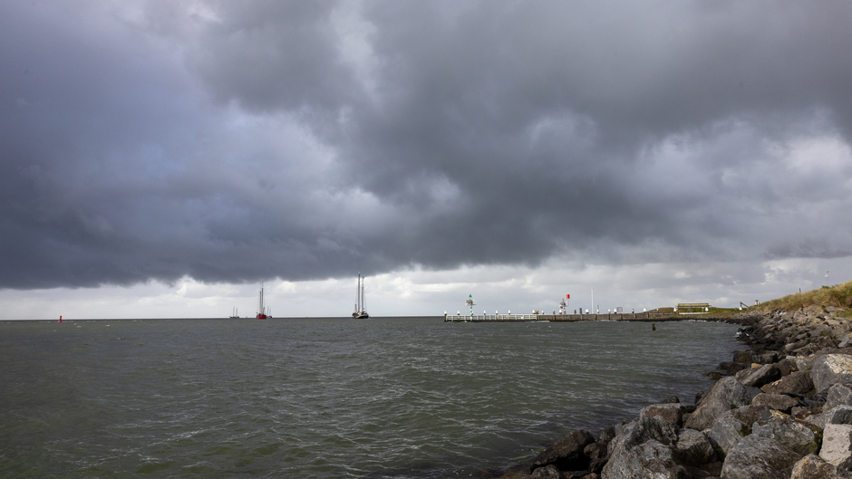 Donkere wolken en Klippers bij Vlieland