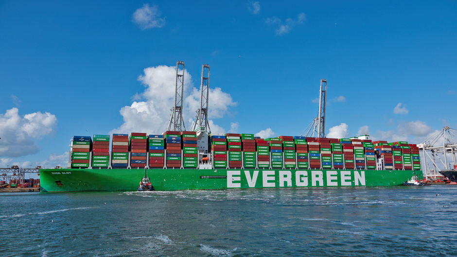 Grootste containerschip ter wereld in de wind