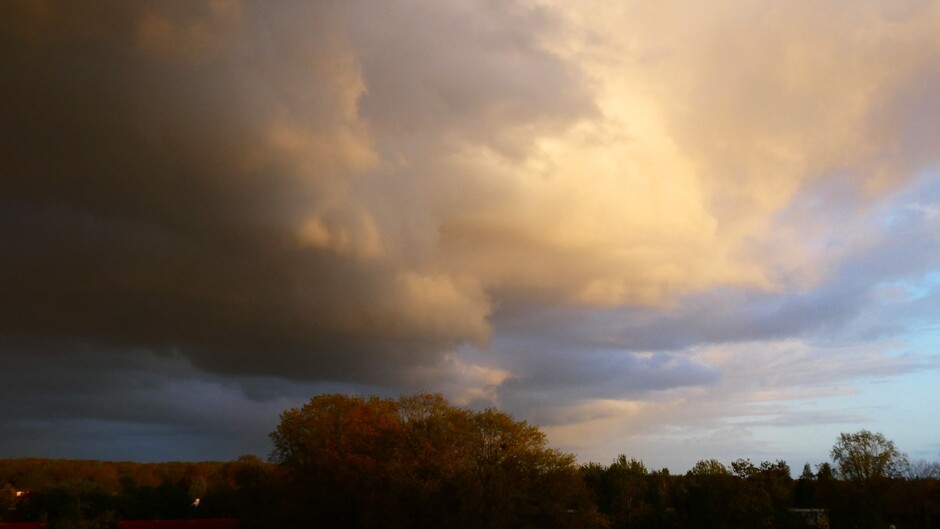 weer dreigende wolkenlucht bij zonsondergang