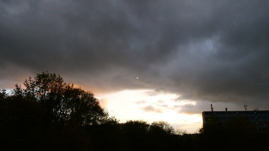 weer dreigende wolkenlucht bij zonsondergang