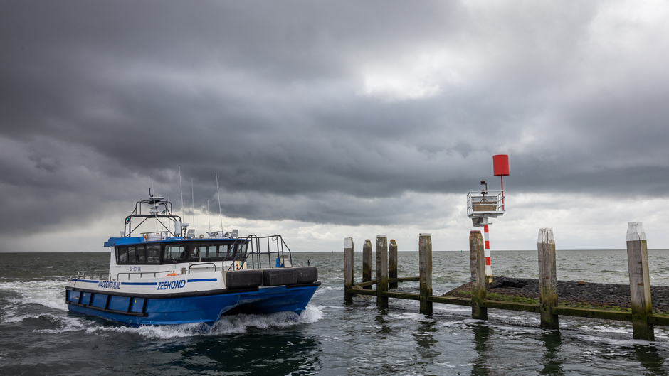 Donkere wolken bij Haveningang Vlieland