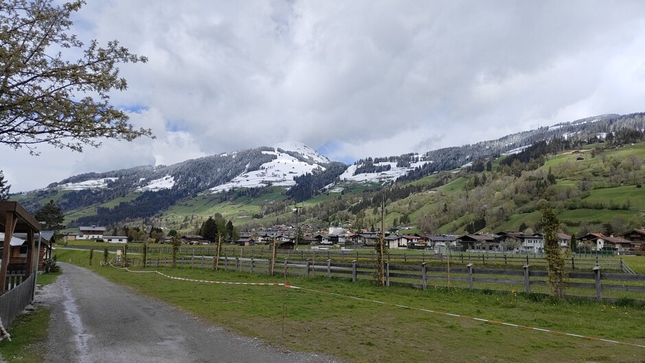 Brixental in het dal boven nul maar op de berg nog sneeuw