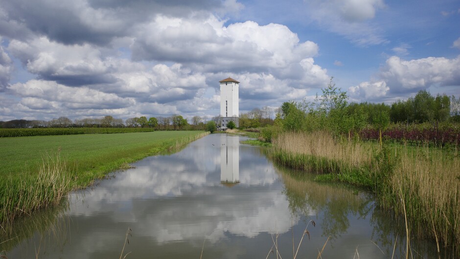 Hollandse wolkenluchten, schitterende reflectie en weinig wind