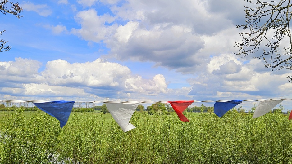 Wolkenlucht en vlaggetjes in de wind !