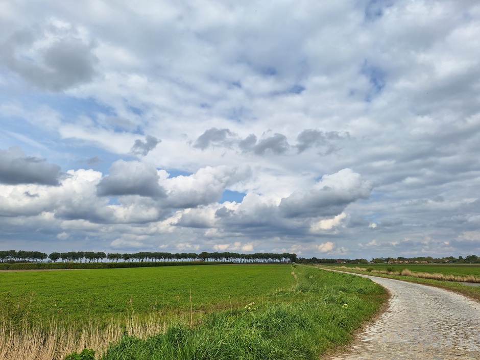 Zon en wolken in de polder